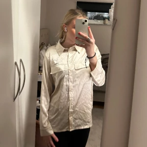 Beige blus  - Säljer denna fina blus/skjorta från Monki. Aldrig använd 💕