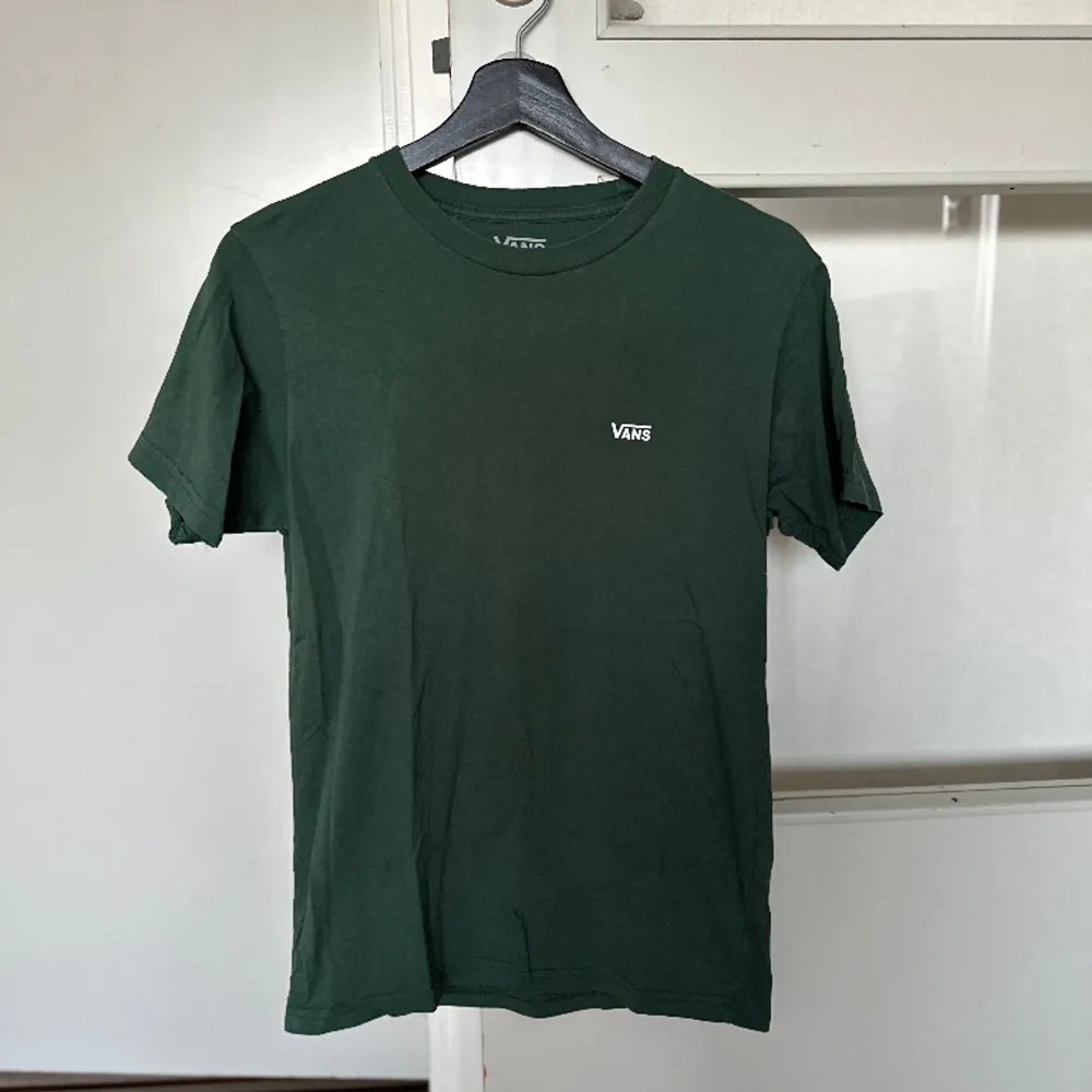 Enkel och fin t-shirt från Vans, i mörkgrön. Fint skick! . T-shirts.