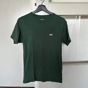 Enkel och fin t-shirt från Vans, i mörkgrön. Fint skick! 