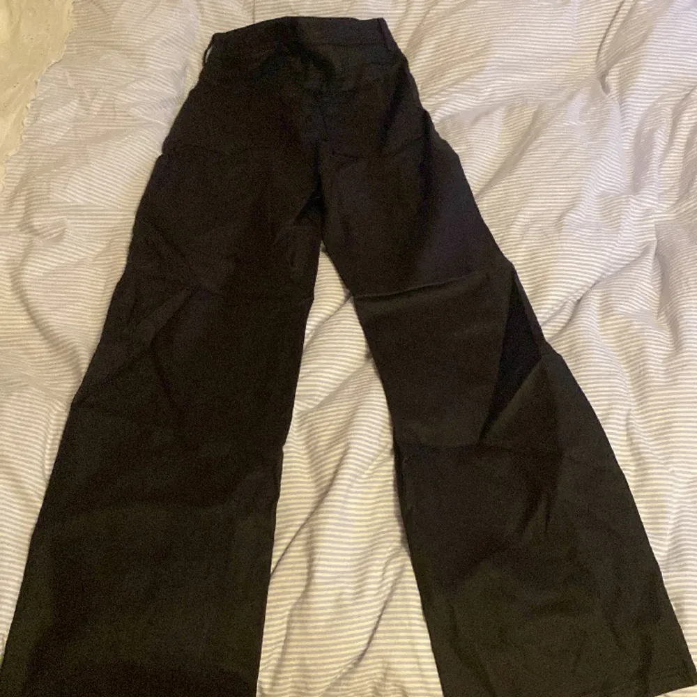 Svarta skinn byxorvida ben från shein. I storlek xs . Jeans & Byxor.