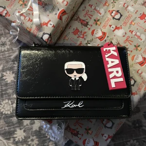 Karl Lagerfeld/ Handväska nyskick!  - Knappt använd. Nyskick! Populär handväska. 