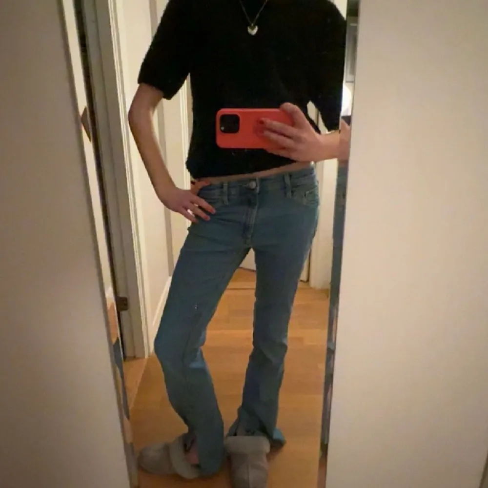 Bootcut jeans med slit från hm😋😋😋str 158 men sitter som 32. Jeans & Byxor.