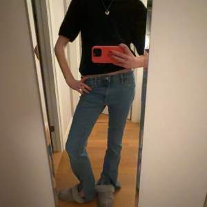 Bootcut jeans med slit från hm😋😋😋str 158 men sitter som 32