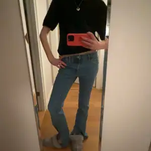 Bootcut jeans med slit från hm😋😋😋str 158 men sitter som 32
