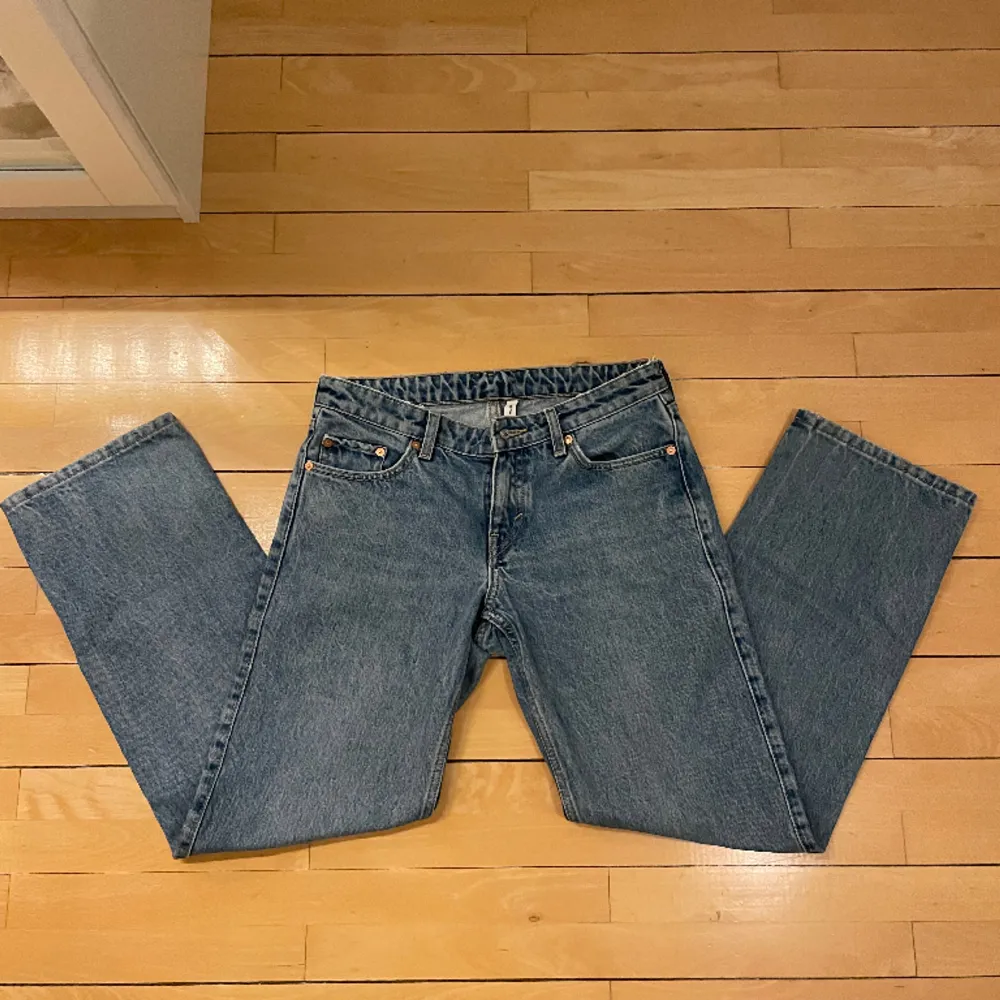 Lågmidjade blå jeans Arrow Low waist från Weekday🩷🩷 säljer för de inte kommer till användning och är lite korta på mig (är 167cm)!!. Jeans & Byxor.