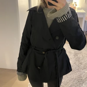 Tunn kappa - tunn marinblå/svart kappa ifrån vila💖