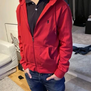 Polo Ralph Lauren zip hoodie - Hej, säljer nu denna feta zip hoodien. Den är i bra skick och är inte använd så särskilt mycket. Nypris ca 1500. Killen på bilden är 175cm lång