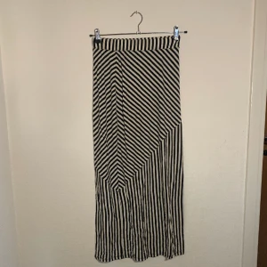 Randig långkjol - Svart och vit randig trikå långkjol.