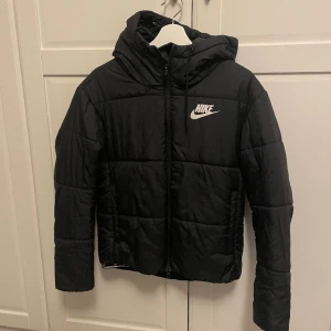 Nike jacka - Svart vinterjacka som inte används längre, skriv för fler bilder💞