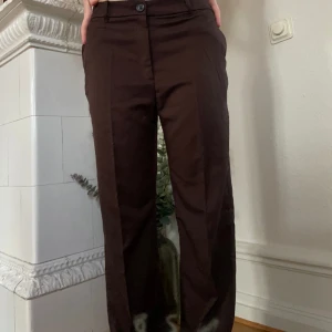 Kostymbyxor - Säljer dessa balla kostymbyxor, eftersom dem inte kommit till användning och inte riktigt är min stil längre. De kan både användas som lowwaisted men också high.😊💞