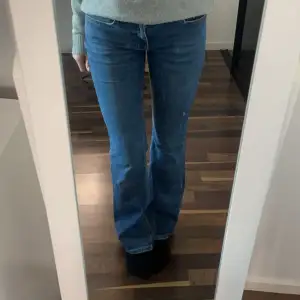 Mörk blåa bootcut jeans får Gina tonic, jag är 165 lång