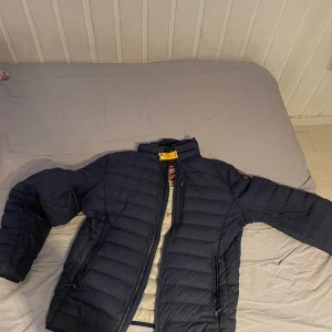 Säljer Pjs jacka storlek M - Säljer Parajumper jacka i bra skick. Inte hål, märken eller liknande. Kan skicka. Kan mötas upp.