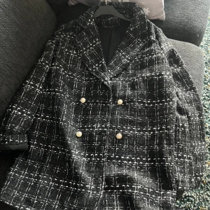 Kavaj/kjol set  - Oanvänt mycket stilrent set. 