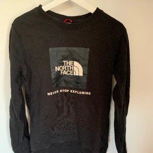 Sweatshirt  - Svart sweatshirt i bra skick  Storlek XL i Junior men passar som M  100% Bomull 