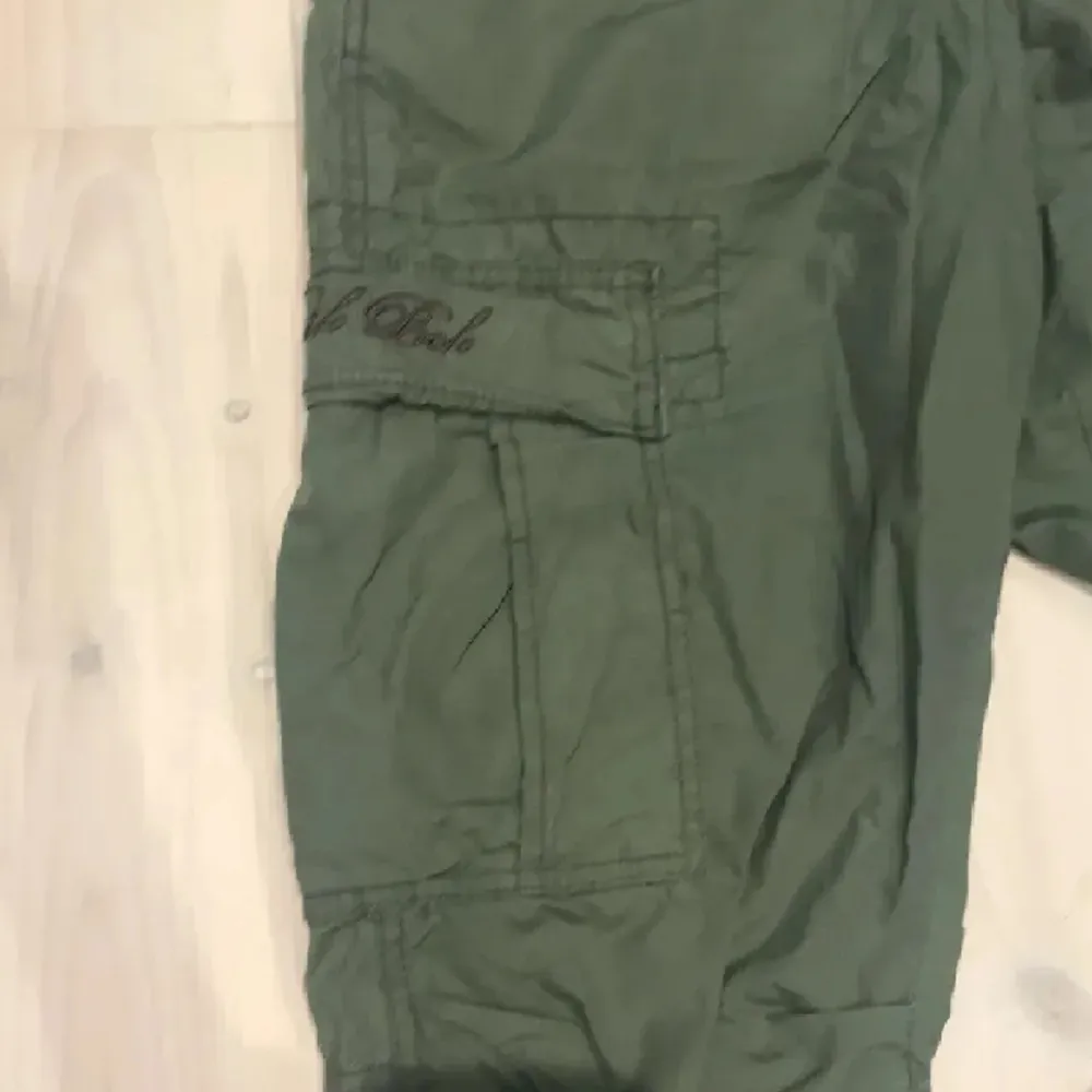 Säljer mina Cargo pants eftersom de inte har kommit till någon användning. Har kanske används 3-4 gånger så inga tecken på användning. är 170 och tycker de passar bra, så skulle nog passa någon som är 165-170. Står Xxs men skulle säga att de mer är Xs-S. Jeans & Byxor.