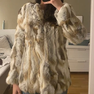 Pälsjacka  - Jätte söt och trendig vintage pälsjacka!💕 Perfekt nu till vintern/våren och väldigt mysigt matrial.🥰