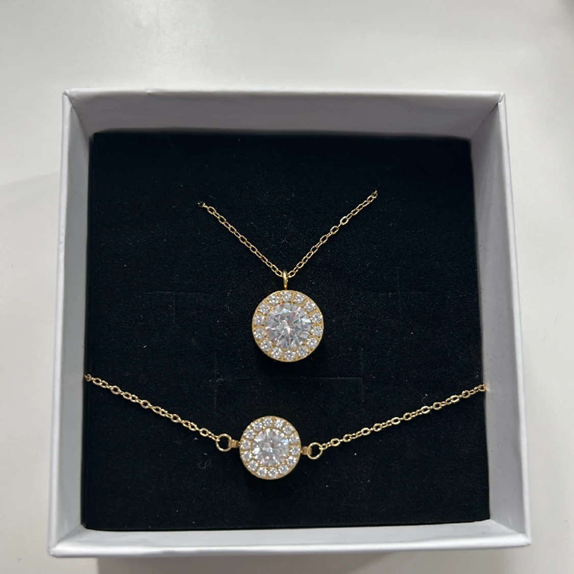 Halsband och armband 