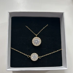 Halsband och armband  - Den är helt ny säljer den för 500kr🩵