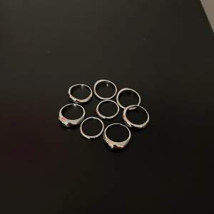 Fina silvriga ringar som man kan ”stapla”. Superfina i legerat stål. Storlekar ca 7-8 ring size (standard size). Fina smycken som passar t allt
