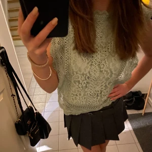 Spetstopp - En grön spets topp använd ungefär 3 gånger, som ny från Only❣️