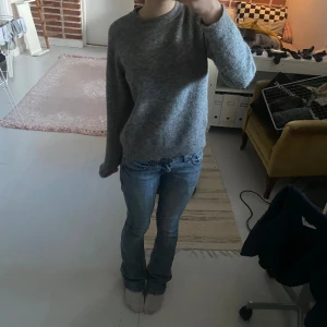 Lågmidjade jeans - Lågmidjade jeans med broderi på bakfickorna.🩷Dem är uppsydda i benen för att dem satt skinny innan och man kan dra åt midjan med ett band som jag har satt dit själv.☺️Innerbenslängden är 81cm och midjemåttet tvärs över är 31cm.Ganska liten i storleken