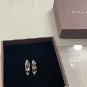 Edblad örhängen  - Säljer mina Edblad örhängen i mycket fint skick, köpt för: 399, 