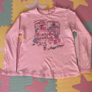 Rosa mezzo piano tröja (140 cm) - Säljer för sm att jag jag tröttnat på den och det inte är min stil längre. Använd ett par gånger. Den har några fläckar som säkert går bort i tvätten. Kontakta om du har frågor, köp är på!