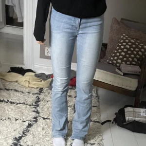 Bootcut jeans - Säljer dessa bootcut jeans köpta second hand i Frankrike. Jättefint skick! Innerbenslängd 78 och midjemått 34. Midjan är stretchig och kan justeras med ett band, passar därför Xs-S