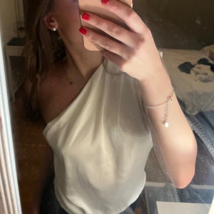 Vit sammet t-shirt - Väldigt skön men lite för stor för mig.