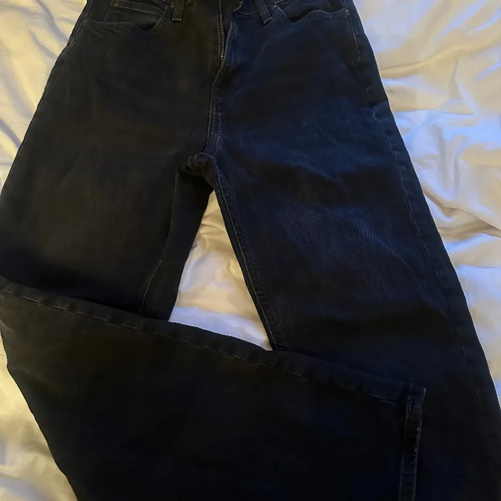 Grå/ svarta jeans från Lee. Jag har gått upp i storleken så att modellen sitter mer löst. Jag är 160cm och jeansen går ner till fötterna på mig🥰. Jeans & Byxor.