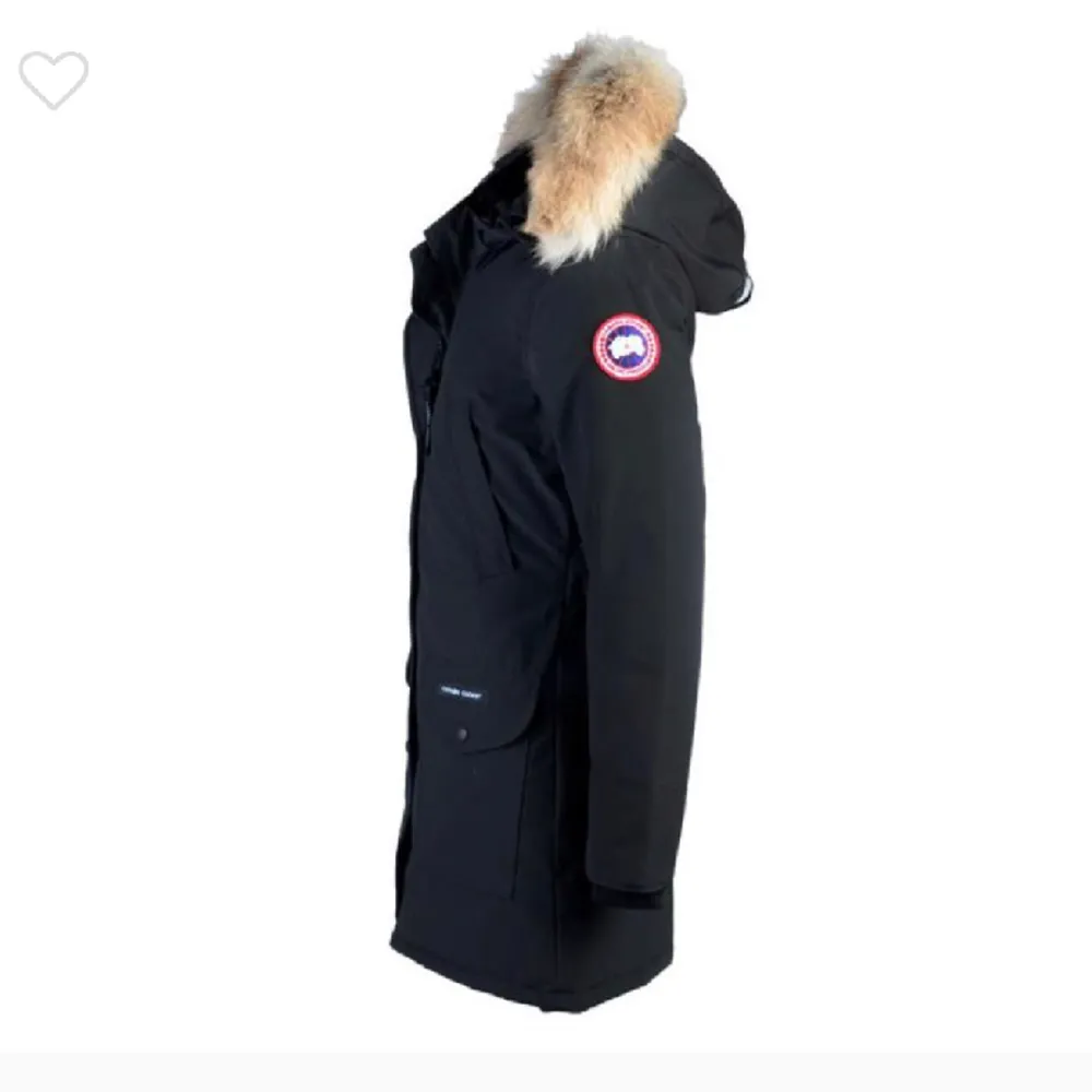 Canada goose jacka i modellen trillium parka. Fint skick men sömnen har gått upp lite i ena fickan. Säljer pga ingen användning. Säljer för 2000kr men priset kan diskuteras vid snabb affär. Skriv privat för egna bilder!❤️. Jackor.