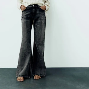 Lågmidjade bootcut jeans - Så snygga lågmidjade bootcut jeans från zara som jag inte fått lika mycket användning av som jag trodde, endast använda en gång❤️