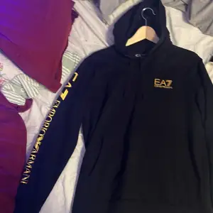 EA7 hoodie i fint skick och hyfsat varm