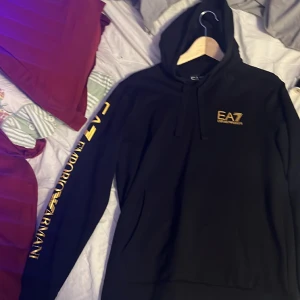 EA7 hoodie  - EA7 hoodie i fint skick och hyfsat varm