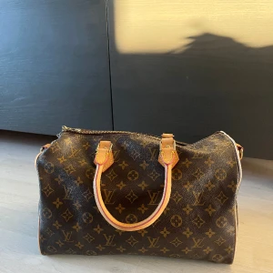 Brun väska - Brun väska, kan förekomma defekter 