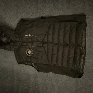 Sail racing väst - Hej, säljer min tvär feta sail racing väst för bara 1500kr ny pris 3000 inga fläckar eller nått på den. OBS: har ej kvittot till den då jag fick den i födelsedagspresent 