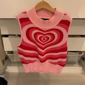 Y2K tröja  - Så söt topp som inte säljs längre. Storlek xs-s och oanvänd. 