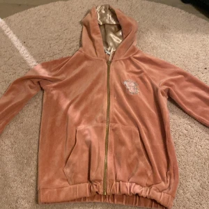 Gullig mjukisjacka❤️ - En rosa mjukisjacka med guld i luvan💕 Har super fina mönster på ryggen och lite på framsidan 🫶🏻 Finns matchande byxor om ni går in på min profil❤️