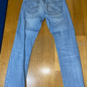 Levis 501 - Säljer ett par levis 501. Använda ett antal gånger men är ändå i bra skick. Skick 7/10 Storlek: W30 L32 Nypris: 1100kr Mitt pris: 250kr