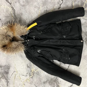 Parajumper jacka  - Äkta parajumper Nästan i nytt skick använd 2 vintrar. Köpt för 9998kr 