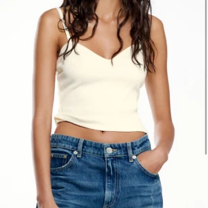 Topp från Zara - Säljer denna superfina topp/linne från Zara. Använt väldigt fåtal gånger så mycket bra skick!