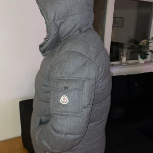 Moncler jacka  - Moncler Montgenevre jacka.  Storlek 6 (XXL).  8/10 i skick.  Nypris ca 11 000kr. 