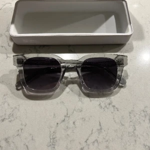 Chimi 04 grey  - Nästan knappt använda chimi 04 grey. Liten repa på framsidan annars jätte fina. Priset är inte hugget i sten!