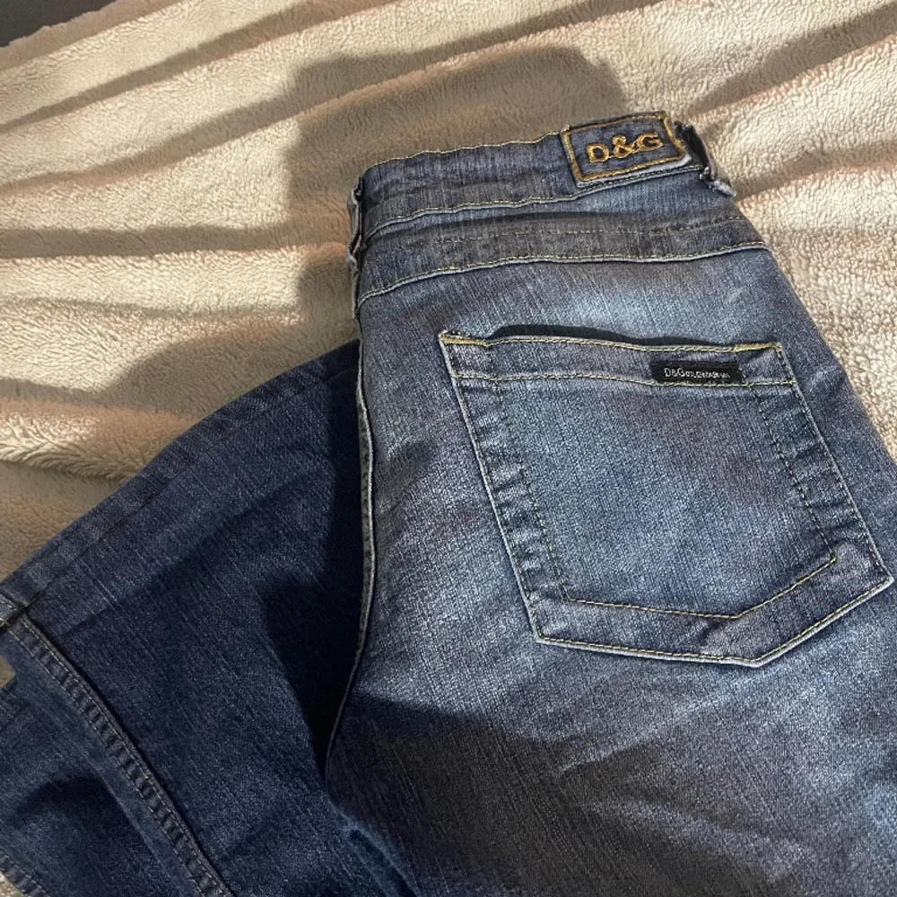 Ett par lågmidjade bootcut jeans i fint skick, nästan oanvända✨ . Jeans & Byxor.