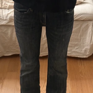 Jeans - Säljer ett par jätte fina jeans, storlek 26, Skulel säga att de passar större!  Skriv till mig om mer bilder eller mått, du kan även skicka ett prisförslag innan budgivningen är över💗