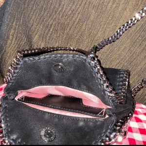 Stella McCartney väska - Säljer nu min Stella Mccattney väska i modellen tiny tote🥰 knappt använd och har inga hål eller slitningar. Skriv för fel bilder/frågor!