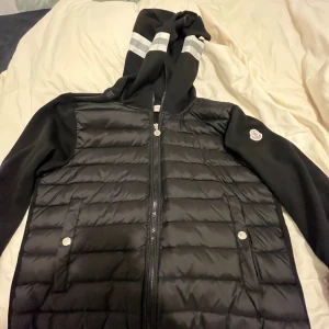 Moncler cardigan  - En fin moncler cardigan i storlek Medium, fint skick och kan frakta 