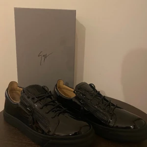 Giuseppe zanotti  - Säljer nu ett par helt nya Giuseppe zanotti skor då jag Inte får ut en användning utav dom. Allt följer med,dustbags,certifikat med mera!  Pris går att diskuteras!