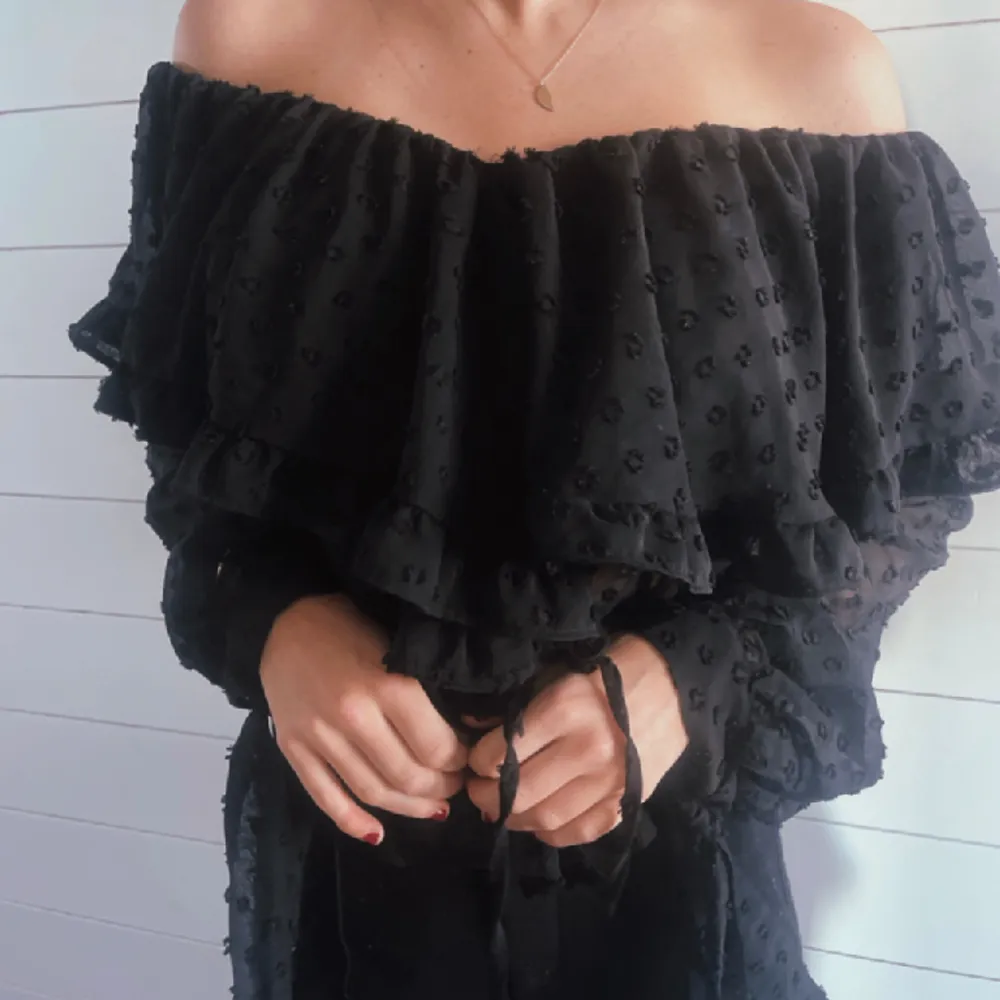 Off shoulder blus som är omlott och med knytning i armar. Blusar.