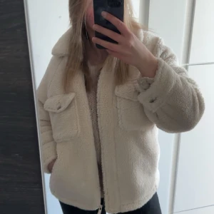 Teddy jacka  - Säljer en jätteskön och fin teddyjacka som jag aldrig har använt